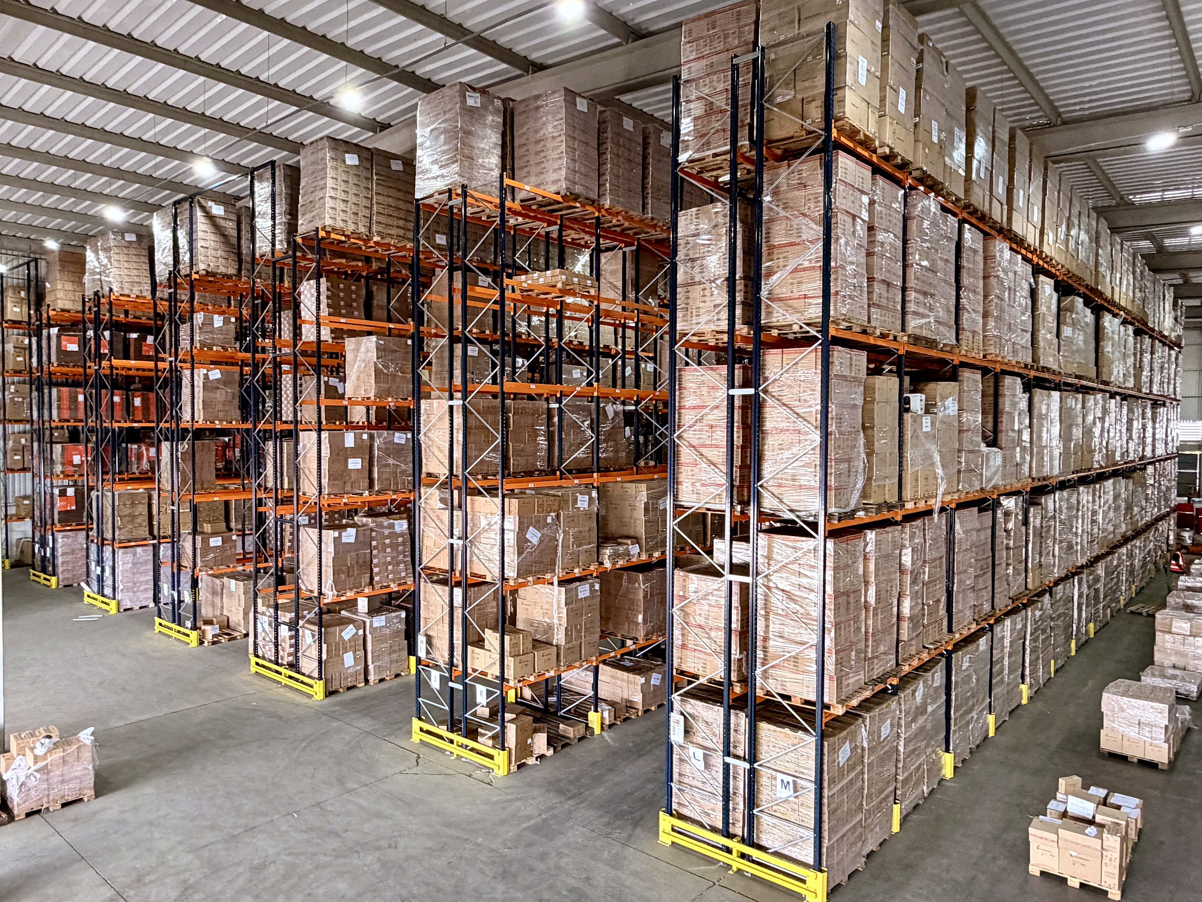 Armazém geral da Mandalog em Guarulhos — racks porta-pallet